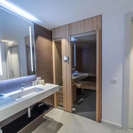 ホテル White Angel 4*